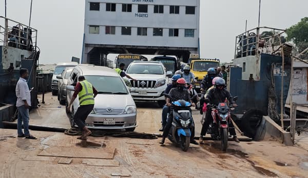 দৌলতদিয়ায় ভোগান্তি ছাড়াই বাড়ি ফিরছে মানুষ, ঘাট পরিদর্শনে ডিসি-এসপি