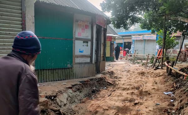 দেবীদ্বারে সড়কের জায়গায় মার্কেট: ১২ গ্রামের মানুষের ভোগান্তি