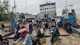 ঈদযাত্রায় দৌলতদিয়া-পাটুরিয়া নৌরুটে যাত্রীর ঢল, বৃষ্টিতে দুর্ভোগ