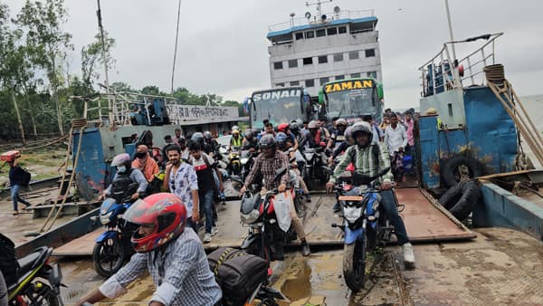 ঈদযাত্রায় দৌলতদিয়া-পাটুরিয়া নৌরুটে যাত্রীর ঢল, বৃষ্টিতে দুর্ভোগ