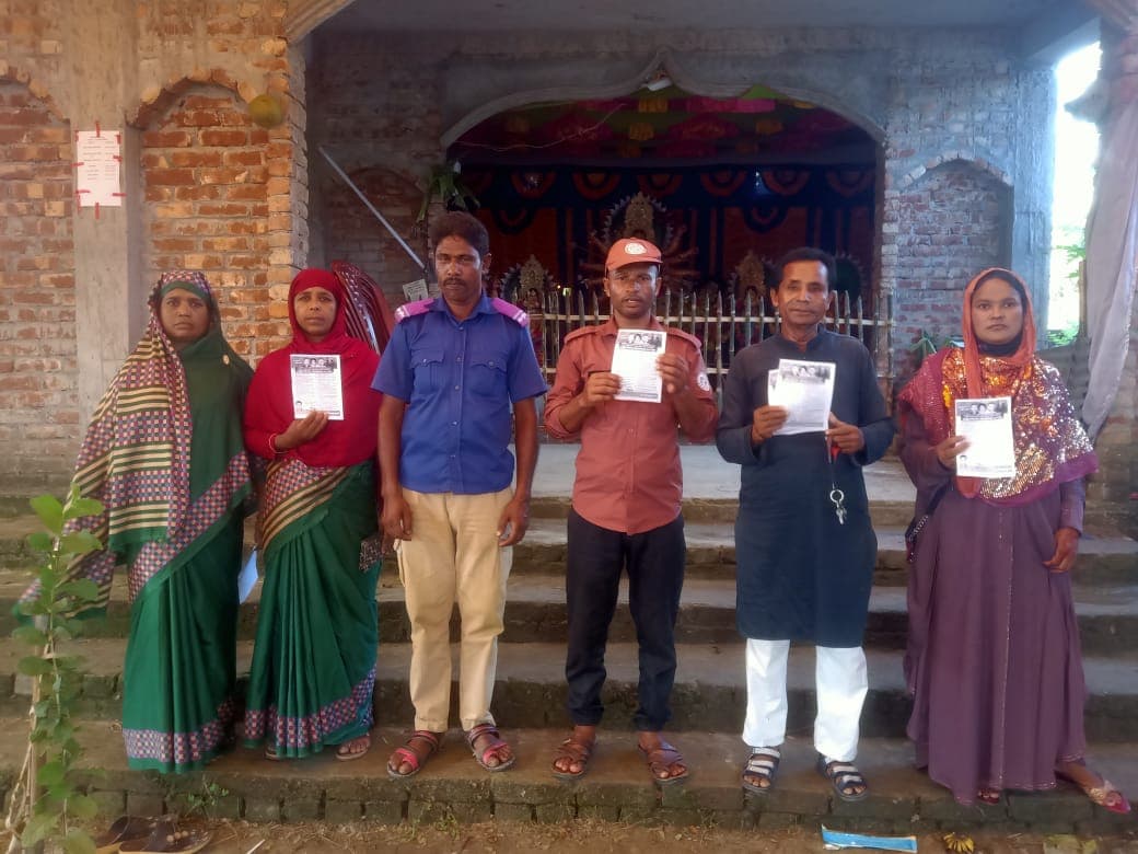 পাঁচবিবিতে দূর্গা পুজা মন্ডপে ৩১ দফার লিফলেট বিতরণ