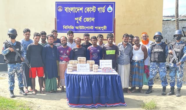 টেকনাফের সেন্টমার্টিনে ইয়াবাসহ ১৭ পাচারকারী আটক