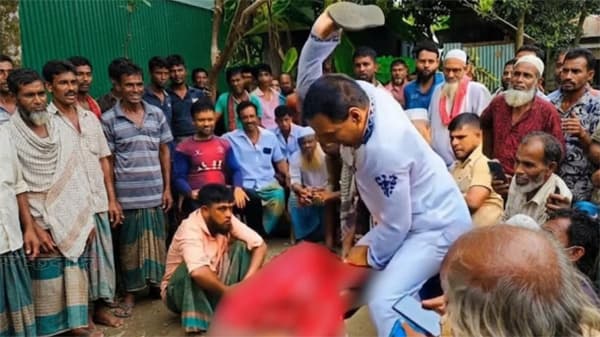 পরকীয়ার অভিযোগে সালিস, প্রকাশ্যে নারীকে জুতাপেটার ভিডিও