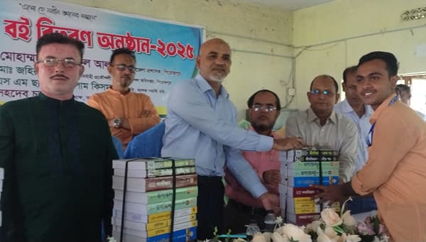 পিরোজপুরে আফতাবউদ্দিন কলেজে নবীনবরণ ও বই বিতরণ 