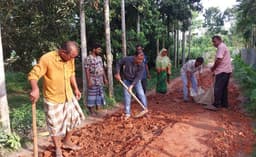 ঠাকুরগাঁওয়ে নিজ অর্থে রাস্তা মেরামত করলেন বিএনপি নেতা 
