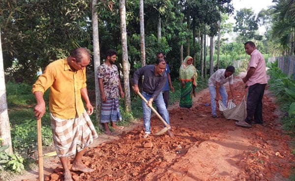 ঠাকুরগাঁওয়ে নিজ অর্থে রাস্তা মেরামত করলেন বিএনপি নেতা 