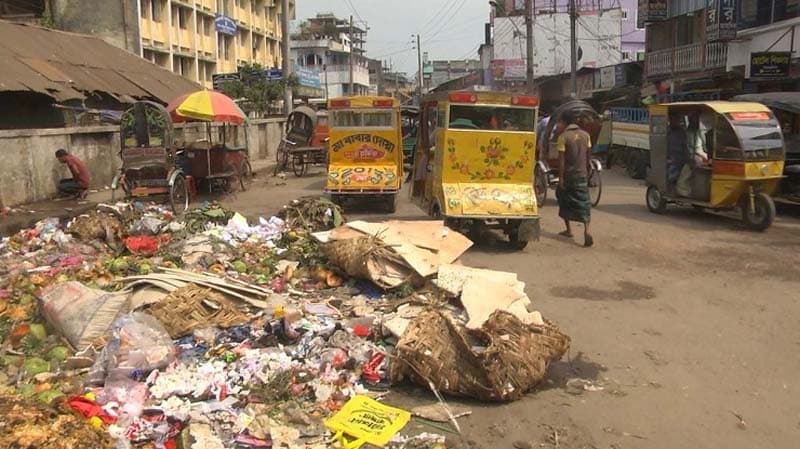 ময়লা–দুর্গন্ধে নাকাল বরিশাল, বন্ধ পরিষ্কার অভিযান