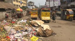 ময়লা–দুর্গন্ধে নাকাল বরিশাল, বন্ধ পরিষ্কার অভিযান