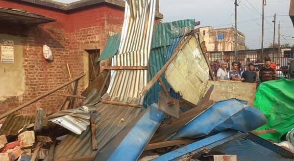 নোয়াখালীতে রেলওয়ের জায়গা থেকে ১০৭টি অবৈধ স্থাপনা উচ্ছেদ 