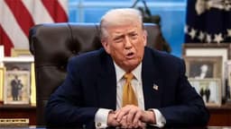 গ্রিনল্যান্ড দখলে ট্রাম্পের নতুন হুমকি: বিরোধিতা করলে শুল্ক আরোপ