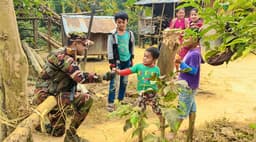 পানছড়িতে সেনাবাহিনীর মানবিক সেবায় উৎসব, শিশুর ফুল উপহার