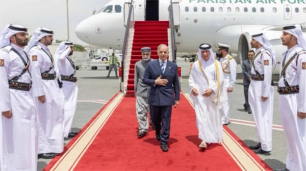 যুদ্ধবিরতি কূটনীতিতে কাতার সফরে পাকিস্তানের প্রধানমন্ত্রী