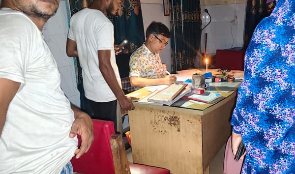 শ্রীমঙ্গল স্বাস্থ্য কমপ্লেক্সে বিদ্যুৎ নেই, মোমবাতির আলোয় চলছে চিকিৎসা