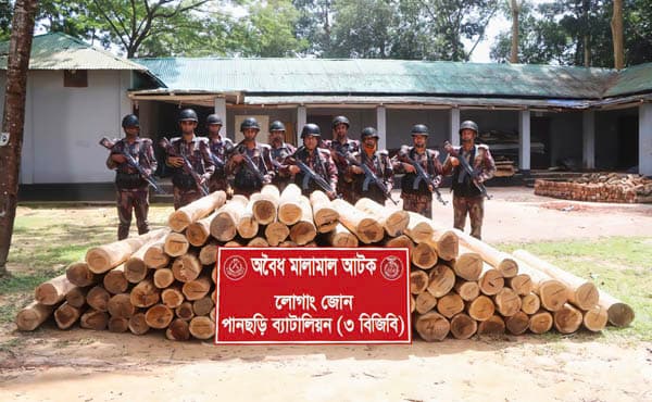 পানছড়িতে পাচারের আগেই ধরা পড়ল কাঠ, বিজিবির অভিযানে জব্দ
