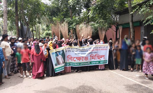 শিশুকে যৌন নিপীড়ন: গ্রেফতার দাবিতে উত্তমপুরে ঝাড়ু মিছিল