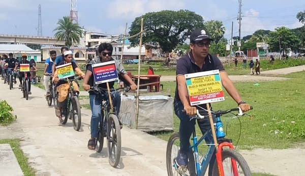 বাসযোগ্য পৃথিবীর আহ্বান নিয়ে কলাপাড়ায় শিক্ষার্থীদের সাইকেল র‍্যালি