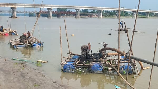 ভূরুঙ্গামারীতে মহাসমারোহে নদ থেকে বালু উত্তোলন, ঝুঁকিতে নির্মাণাধীন সেতু ও তীর রক্ষা বাঁধ