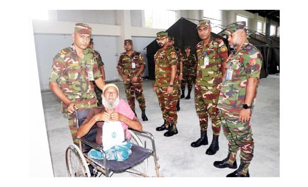 সেনাবাহিনীর চিকিৎসা ক্যাম্পে হাসি ফুটল অসহায় মুখে