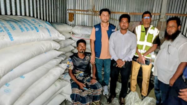 ভূরুঙ্গামারীতে অবৈধ সার মজুদ, দুইজনকে লাখ টাকা জরিমানা