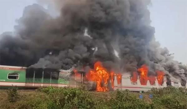 সীতাকুণ্ডে চট্টলা এক্সপ্রেস ট্রেনে আগুন, আতঙ্কিত যাত্রীরা 