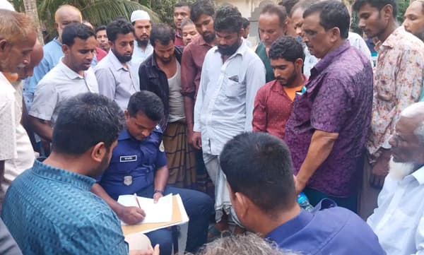 রাজাপুরে টিনের চালা থেকে পা ফসকে পড়ে কাঠমিস্ত্রীর মৃত্যু