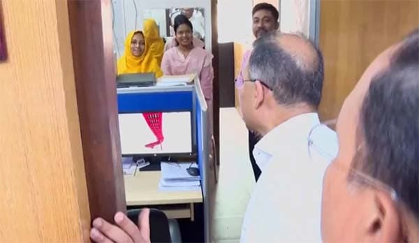 হঠাৎ সচিবালয়ে গিয়ে আট মন্ত্রণালয় ঘুরলেন প্রধানমন্ত্রী