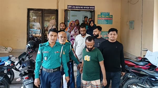 বরিশালে পুলিশকে কামড়ে পালালেন ছাত্রদল নেতা, হামলায় আহত তিন পুলিশ