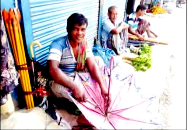 আশাশুনিতে বর্ষা মানেই জমজমাট ছাতা মেরামতের ব্যবসা