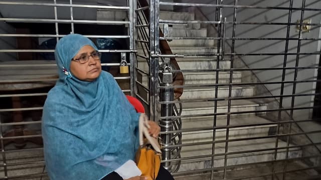 নওগাঁয় ছেলের বিরুদ্ধে বৃদ্ধা মাকে বাড়িতে ঢুকতে না দেওয়ার অভিযোগ