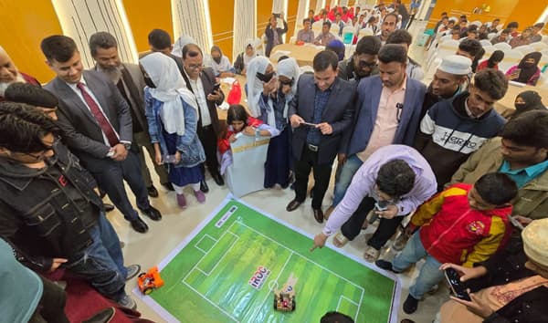 ডিজিটাল বাংলাদেশ গড়তে কুয়াকাটায় স্কুল শিক্ষার্থীদের রোবোটিকস প্রশিক্ষণ