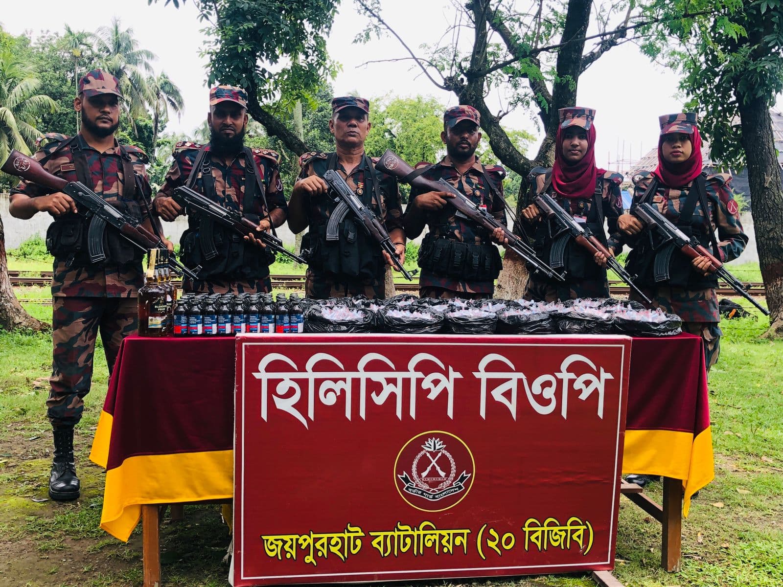 হিলি সীমান্তে বিজিবির অভিযানে মিলল বিপুল পরিমাণে মাদক 