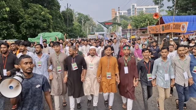 গোপালগঞ্জে হামলার প্রতিবাদে মাদারীপুরে বিক্ষোভ