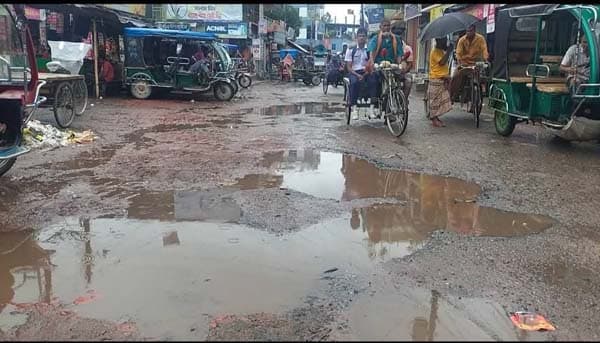 খানাখন্দে ভরা গোপালপুর সড়ক, ঝুঁকিতে প্রতিদিন হাজারো মানুষের চলাচল