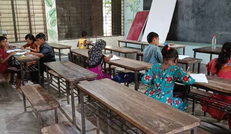 রাজাপুরে শিক্ষক ছয়, ক্লাস নেন একজন! একই কক্ষে ৩ শ্রেণির পরীক্ষা