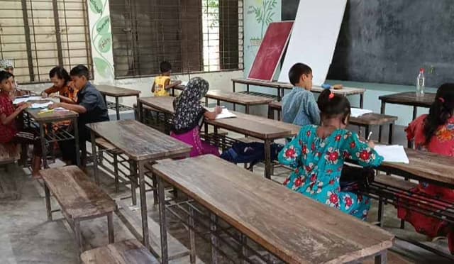 রাজাপুরে শিক্ষক ছয়, ক্লাস নেন একজন! একই কক্ষে ৩ শ্রেণির পরীক্ষা