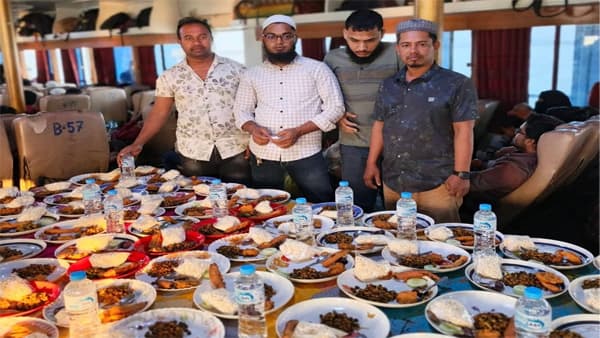 নৌযাত্রীদের জন্য ছয় বছর ধরে ফ্রি ইফতার