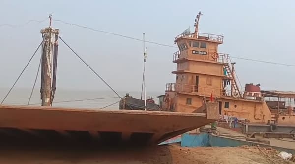 ফেরির ধাক্কায় পন্টুন ভাঙল, দৌলতদিয়ায় দীর্ঘ যানজট