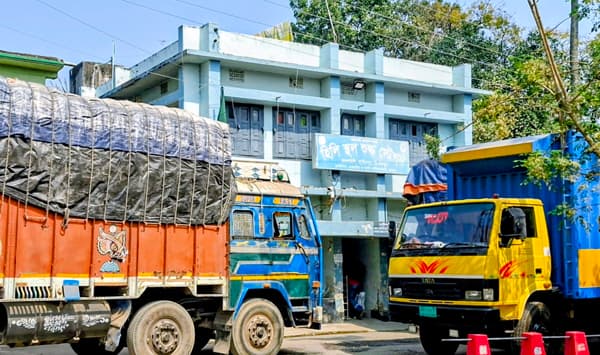 ভারতীয় ব্যবসায়ীদের ধর্মঘটে টানা তিন দিন হিলি বন্দরে আমদানি-রপ্তানি বন্ধ