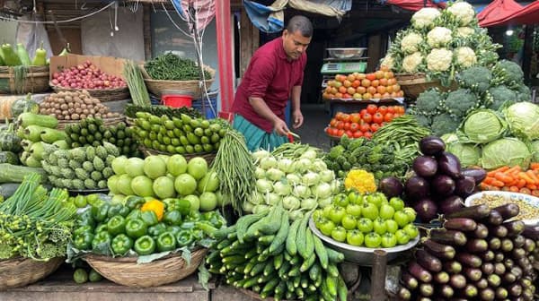 রমজান সামনে, ঝিনাইদহে নিত্যপণ্যের দামে ঊর্ধ্বগতি শুরু