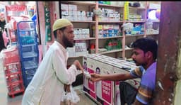 ভিক্ষাবৃত্তি ছেড়ে বাদাম বিক্রেতা খলিলুর রহমান