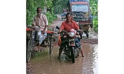 মাত্র ৫০ ফুট রাস্তায় স্থবির সলঙ্গা-তাড়াশ চলাচল