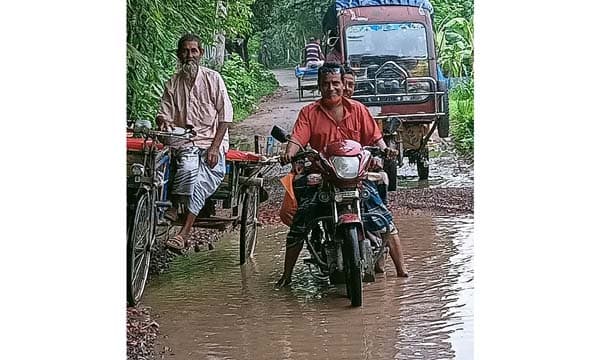 মাত্র ৫০ ফুট রাস্তায় স্থবির সলঙ্গা-তাড়াশ চলাচল