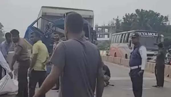 কালিয়াকৈরে বাস-কাভার্ডভ্যান সংঘর্ষে একজন নিহত
