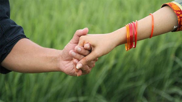 সোশাল মিডিয়ায় সুখী দম্পতিরা নীরব, অসুখীদের ছবিপোস্ট বেশি 