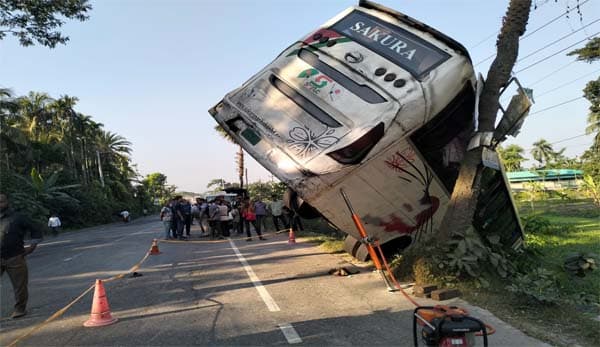 মোটরসাইকেল চালককে বাঁচাতে গিয়ে খাঁদে সাকুরা পরিবহন, আহত ১৩
