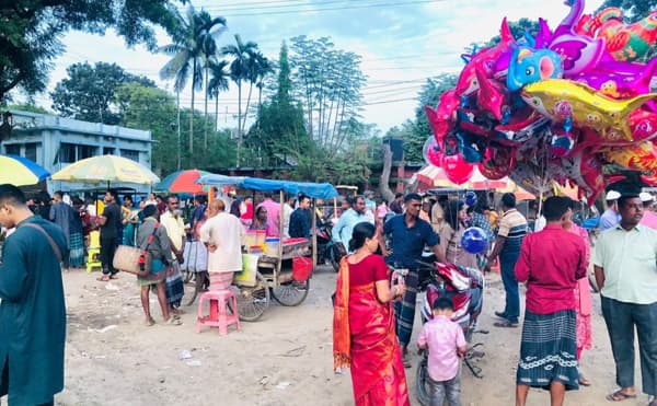 হিলি সীমান্তের জিরো পয়েন্টে দুর্গাপূজা উপলক্ষে দর্শনার্থীদের উপচে ভিড়