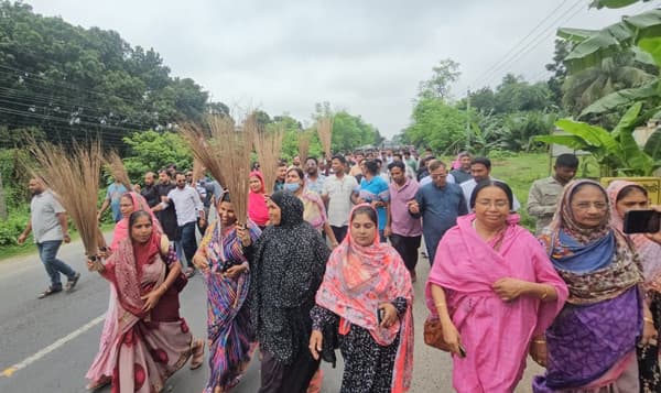 গোয়ালন্দে বিদায়ী ইউএনওর বিরুদ্ধে বিএনপির ঝাড়ু মিছিল