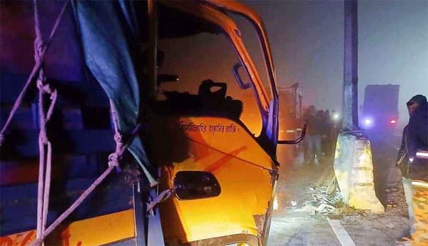 ভাঙ্গায় ট্রাক-অ্যাম্বুলেন্স সংঘর্ষে তিনজন নিহত