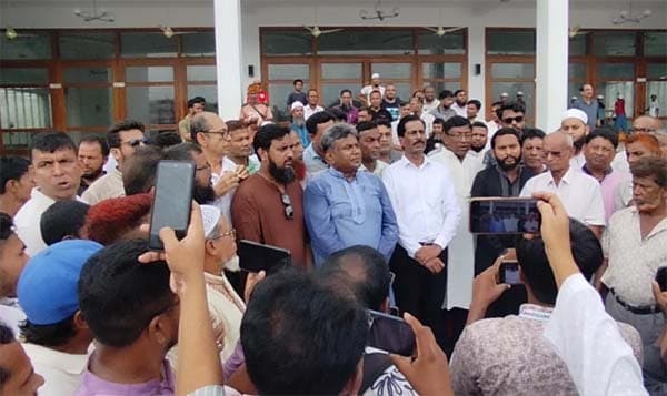 ফরিদপুর-৪ আন্দোলন স্থগিত, দাবি আদায়ে অনড় জনতা