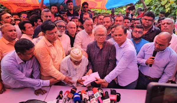 জন্মান্ধ গফুর মল্লিকের পাশে দাঁড়ালেন তারেক রহমান